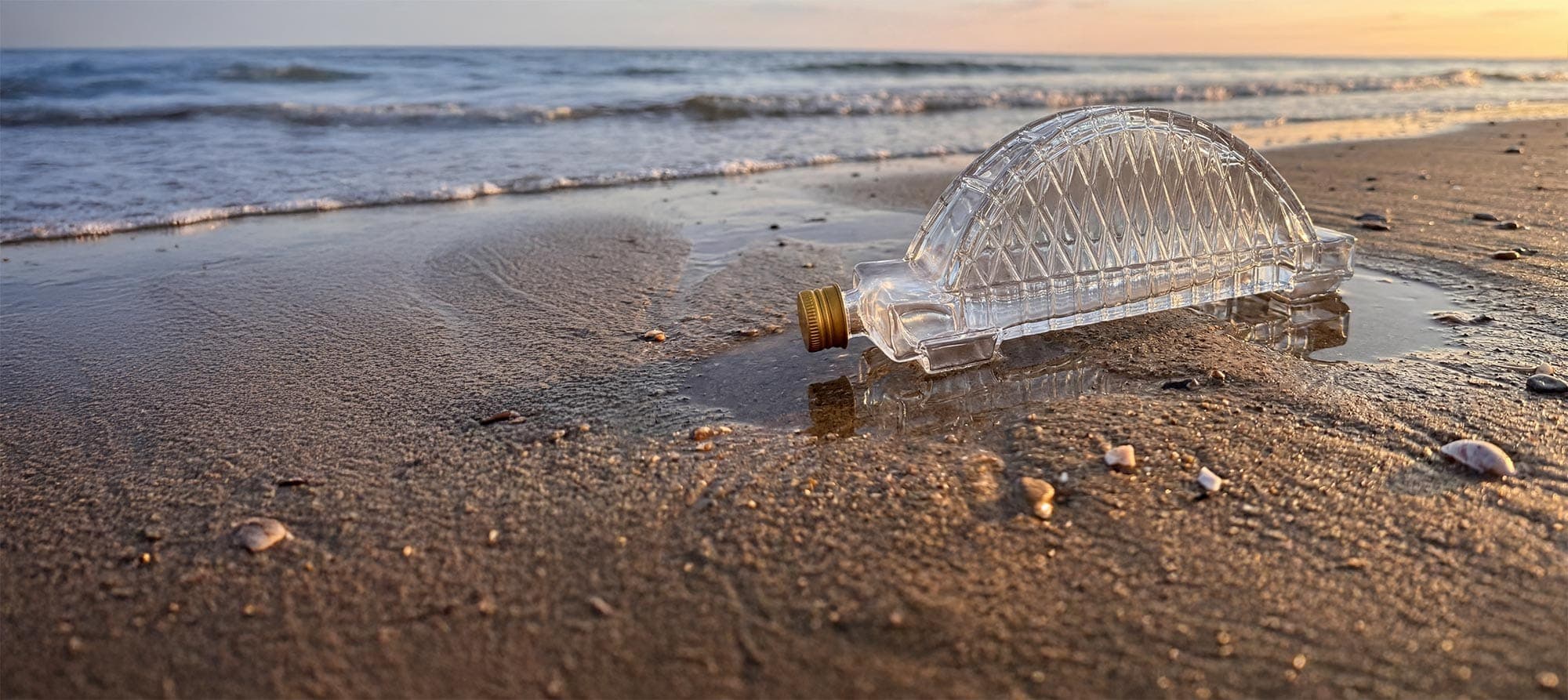 Die Fehmarn Buddel im Abendlicht am Ostseestrand